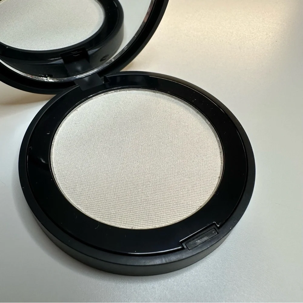 New Melt Cosmetics Ghostlight Highlighter Glow Powder Duochrome - Picture 4 of 7